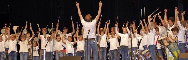 Musik ist Bewegung: Trommelperformance mit Musikpdagoge Mario Fritz  | Foto: Barbara Puppe