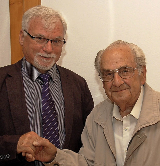 Albert Moritz (rechts) ist seit 60 Jahren in der CDU. Julius Benz gratuliert.   | Foto: Wolfgang Beck