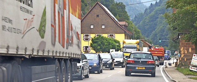 Viel Verkehr, viel Lrm: in Falkensteig ist das Alltag.   | Foto: Archivfoto: Blum