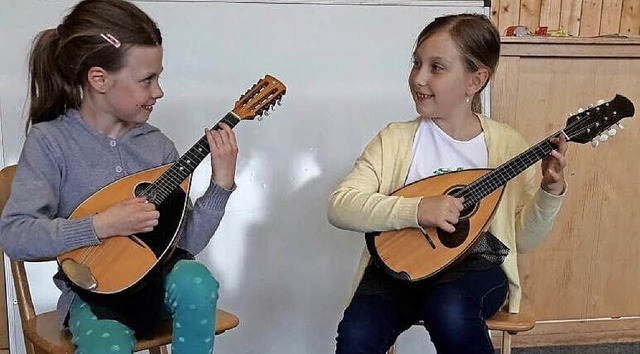 Spa am Musizieren haben auch diese zwei Mdchen.   | Foto: Verein