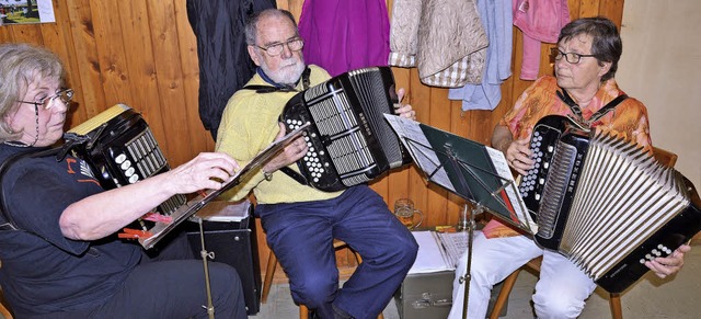 Beim AWO-Frhlingsfest erfreute das  Akkordeon-Trio MBM  die Besucher.   | Foto: Georg Diehl