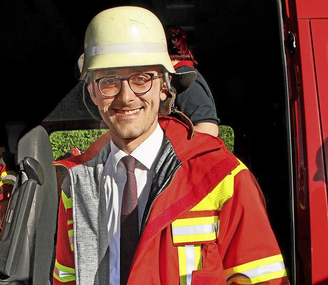 Brgermeister Benjamin Bohn hatjetzt e...igene Feuerwehrjacke und einen Helm.    | Foto: Trogus