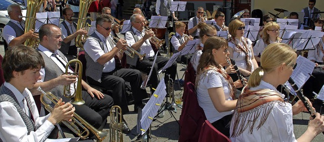 Die Musikvereine aus Atzenbach und Gresgen bieten beste Unterhaltung.   | Foto: E. Steinfelder