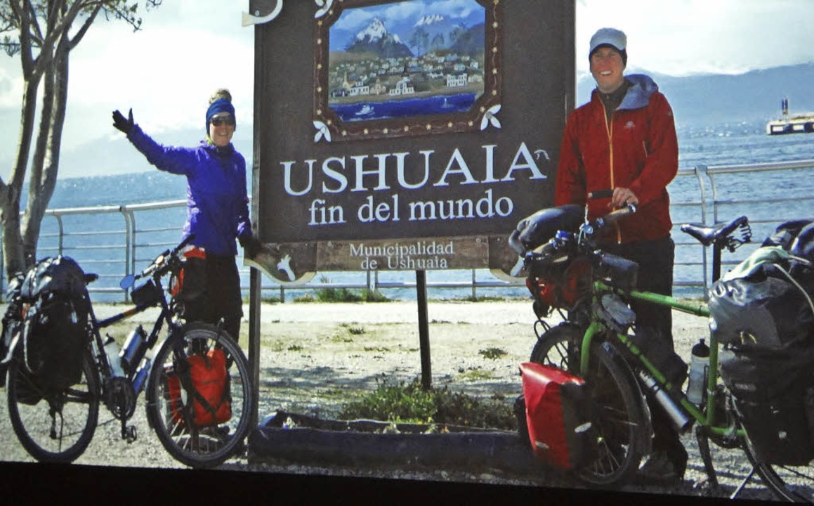 Angela Friedel (links) und Philipp Por... der  sdlichsten Stadt Argentiniens.   | Foto: Privat