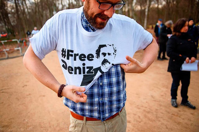 Ein Mann streift sich bei einer Demo e...irt mit der Forderung #FreeDeniz ber.  | Foto: Gregor Fischer