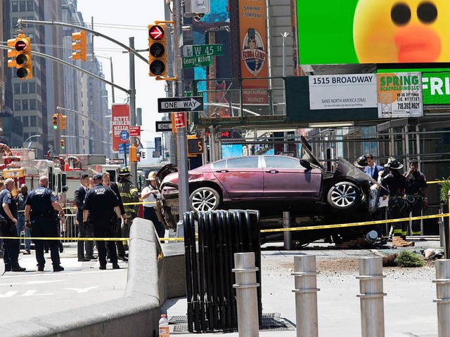 Ein Auto ist auf dem Times Square in N...n eine Gruppe von Fugngern gefahren.  | Foto: dpa