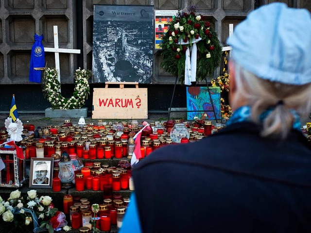 Noch immer erinnern Kerzen an die Opfe...gs auf dem Berliner Breitscheidplatz.   | Foto: DPA