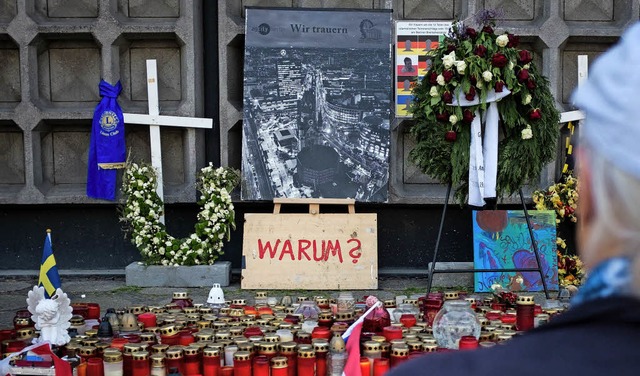 Noch immer erinnern Kerzen an die Opfe...gs auf dem Berliner Breitscheidplatz.   | Foto: DPA