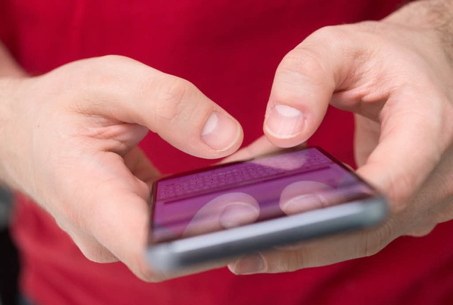 Ein Unbekannter entriss einem Spazierg...Smartphone und flchtete. (Symbolbild)  | Foto: dpa-tmn