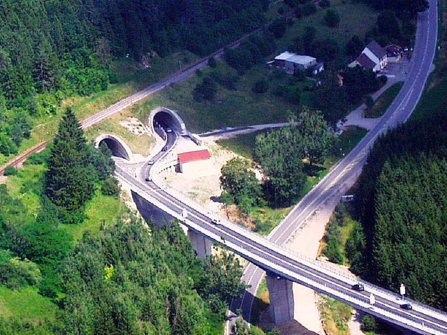 Noch verluft der Verkehr auf der B 31...etzt soll die Sdbrcke gebaut werden.  | Foto: Christa Maier