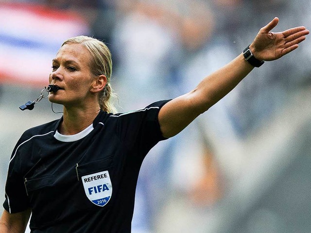 Bibiana Steinhaus wird die erste Schiedsrichterin in der ersten Bundesliga.  | Foto: dpa