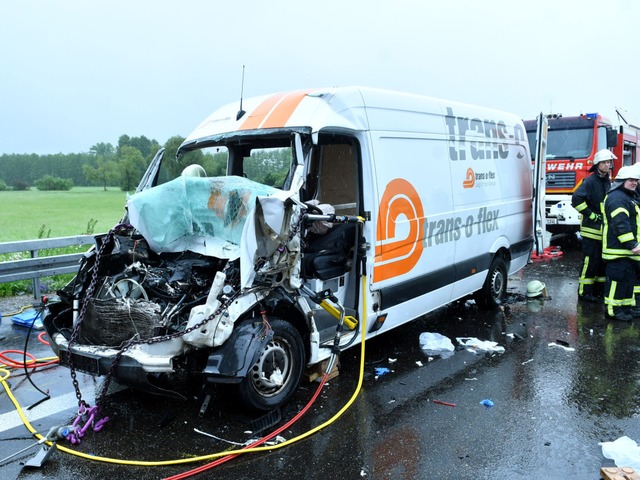 Die Fahrerkabine des Sprinters wurde b...m Unfall auf der A5 komplett zerstrt.  | Foto: kamera24
