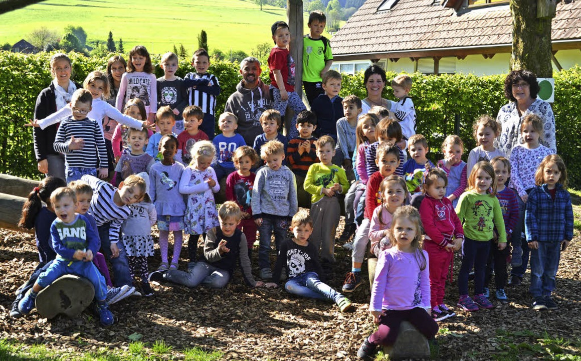 In Feierlaune: Kindergartenleiter Tobi...auf&#8217;s Jubiläum zum 40-Jährigen.   | Foto: Fleig