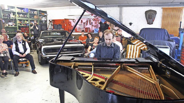 Pianist Bogdan Vaida spielt Maurice Ravel. Der Camaro lauscht. | Foto: Regina Lorenz Pianist Bogdan Vaida spielt Maurice Ravel. Der Camaro lauscht. | Foto: Regina Lorenz