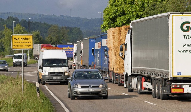 Ein mittlerweile alltägliches Bild zwi...chtung Waldshut zu erheblichen Staus. | Foto: Privat Ein mittlerweile alltägliches Bild zwi...chtung Waldshut zu erheblichen Staus. | Foto: Privat