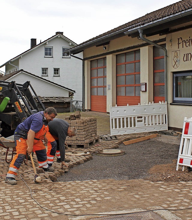 Die starken Mnner vom Bauhof legen Hand an.   | Foto: Gert Brichta
