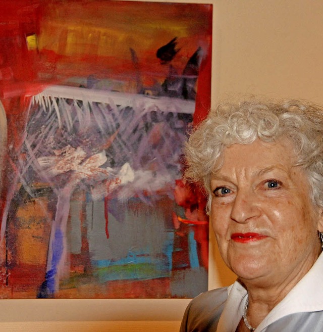 Knstlerin Gunde Lafargue vor einem ihrer farbigen Werke  | Foto: Frowalt Janzer