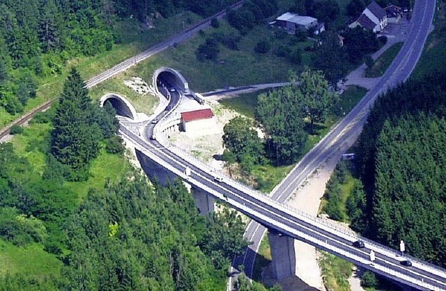 Nadelhr und Schikane zugleich: die Einfahrt in den Tunnel bei Dggingen   | Foto: Christa Maier