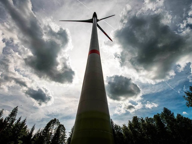 Teil der Energiewende: Windrder auf dem Land  | Foto: DPA