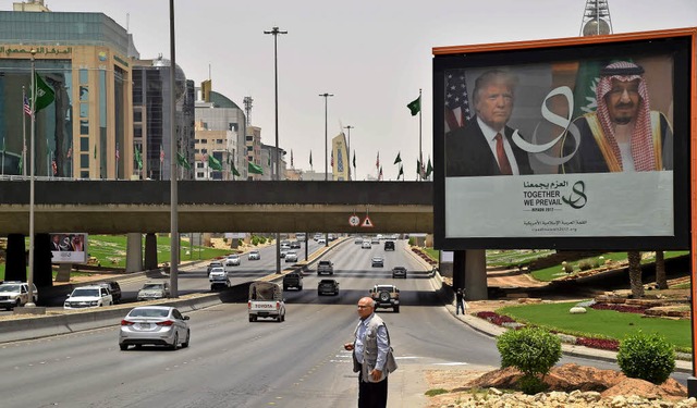 Eine riesige Tafel in Riad zeigt US-Pr...ump und den saudischen Knig  Salman.   | Foto: AFP