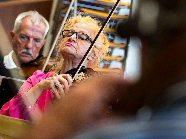 Eine echte Zigeunergeige&#8220;: Die Violinistin Swetlana Vus-Vansovic, 75 Jahre  | Foto: Christoph Pueschner / Zeitenspiegel