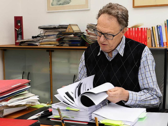 Michael Moos mit seiner geschwrzten Akte des Verfassungsschutzes  | Foto: Ingo Schneider