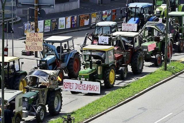 Freiburgs Landwirte demonstrieren mit ihren Traktoren in der Innenstadt