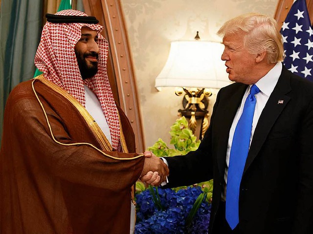 US-Prsident Donald Trump und der stel...n, schtteln bei einem Treffen in Riad  | Foto: dpa