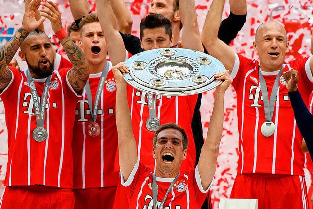 Welch ein Abschied fr Philipp Lahm! N... die Meisterschale in die Hhe recken!  | Foto: dpa