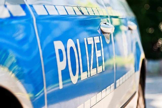 Auto fngt in Halle im Industriegebiet in Friesenheim Feuer