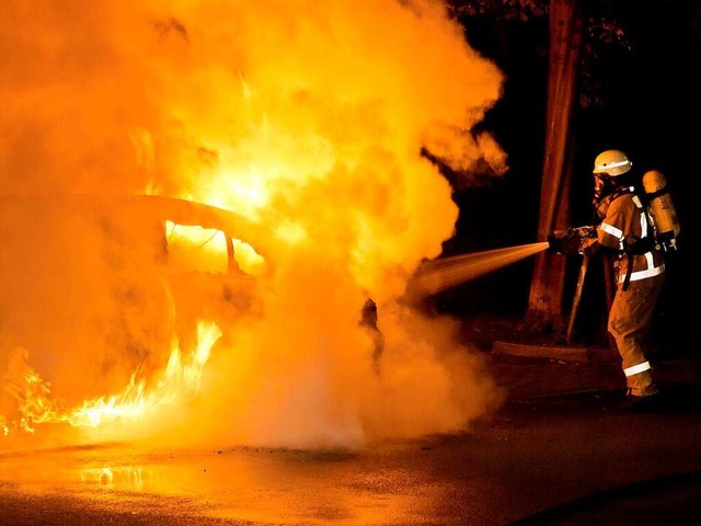 Ein BMW brannte am Samstagabend auf de... sind noch keine bekannt. (Symbolbild)  | Foto: dpa