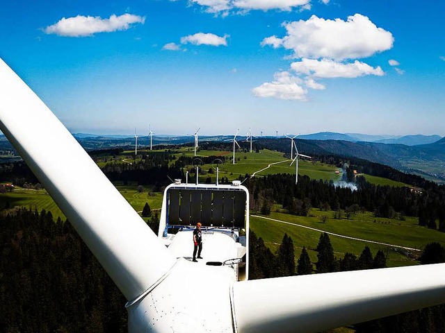 Windkraftanlage am Mont-Soleil in Sain...ie Schweizer ber die Energiewende ab.  | Foto: dpa