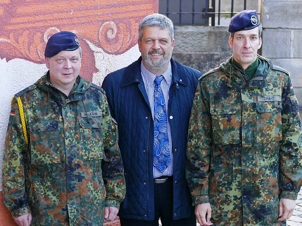 Brgermeister Michael Scharf mit Oberstabsfeldwebel Jrg Polkhn (links) und Kompaniechef Alexander Draht.