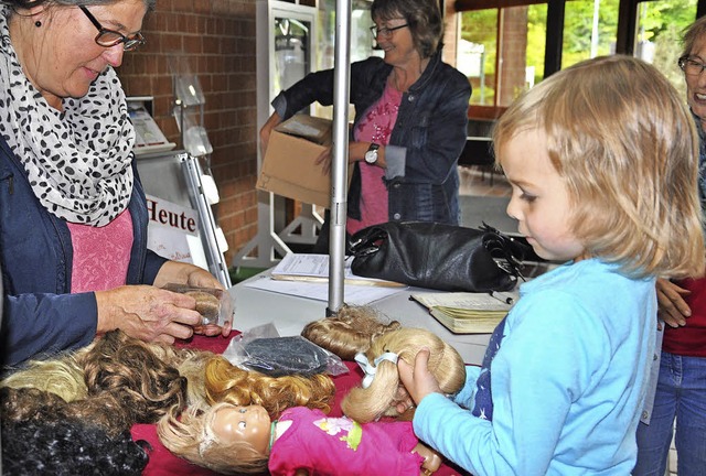 Die kleine Ariane Frhlin (5 Jahre alt... sie die passende neue Haartracht aus.  | Foto: Jutta Schtz