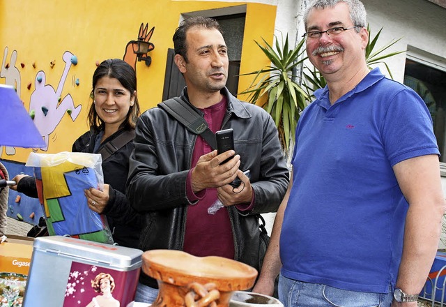 Oliver Knoblich (rechts) freut sich au...Aspekt des Hllsteiner Dorfflohmarkts.  | Foto: Lacher