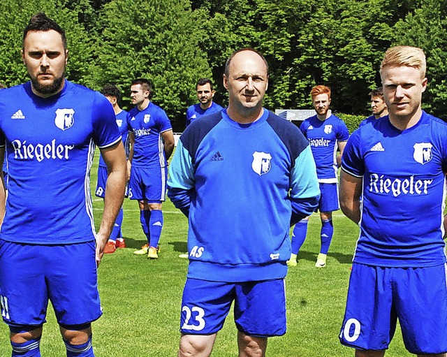 Abschied vom SVE: von links Santiago F...iner Axel Siefert und Philipp Hensle.   | Foto: Kurt Hgel