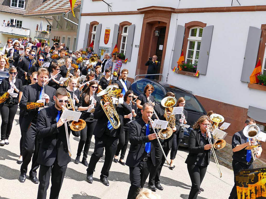 Mit einem bunten Festumzug feiert Wollbach sein Jubilum.