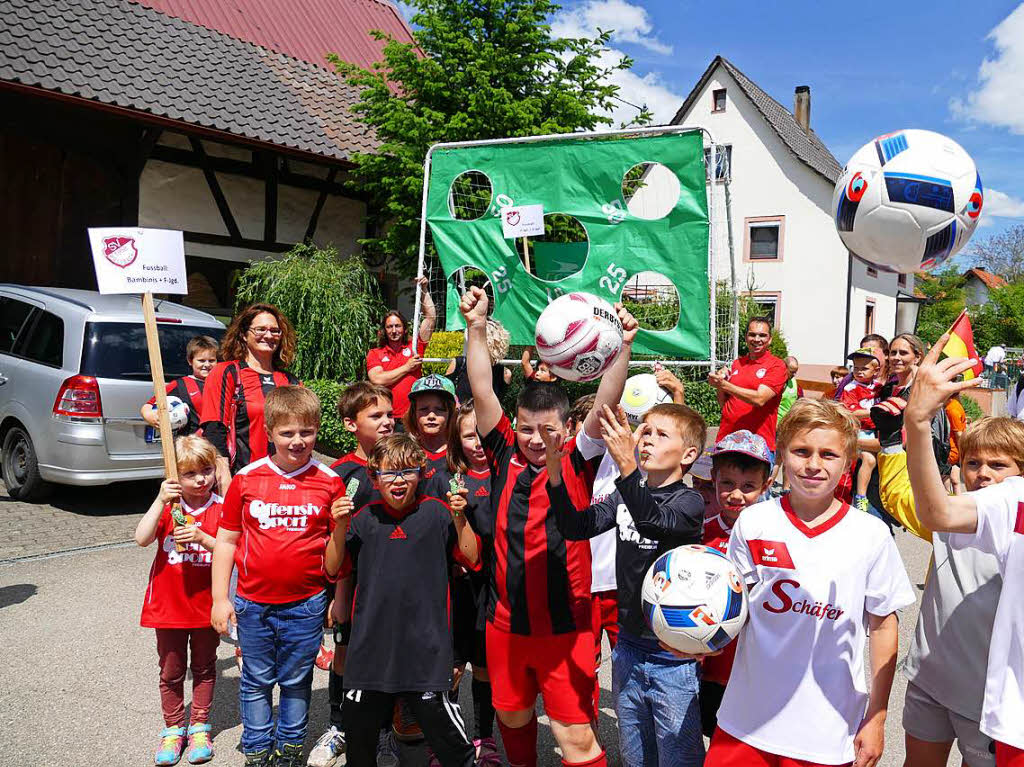 Mit einem bunten Festumzug feiert Wollbach sein Jubilum.