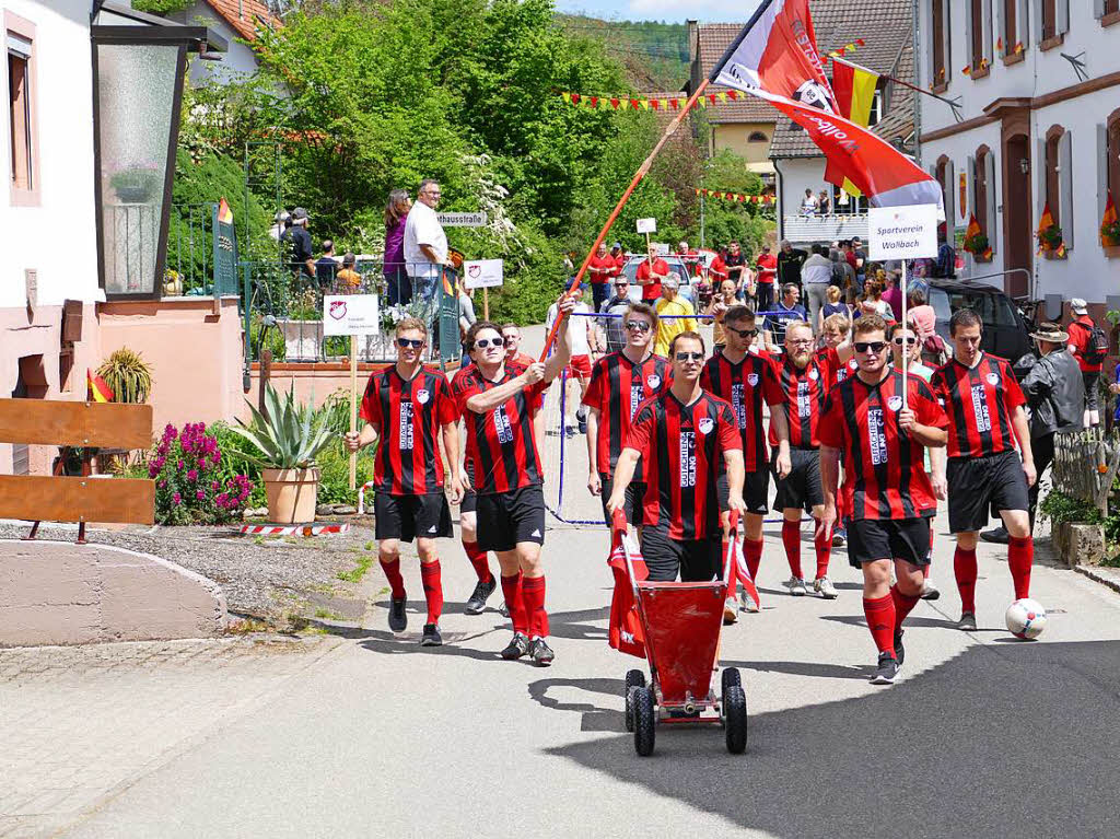 Mit einem bunten Festumzug feiert Wollbach sein Jubilum.