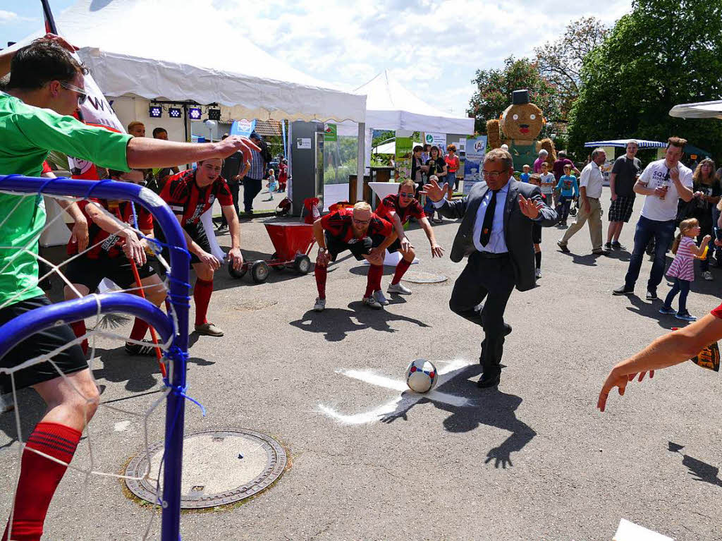 Mit einem bunten Festumzug feiert Wollbach sein Jubilum.