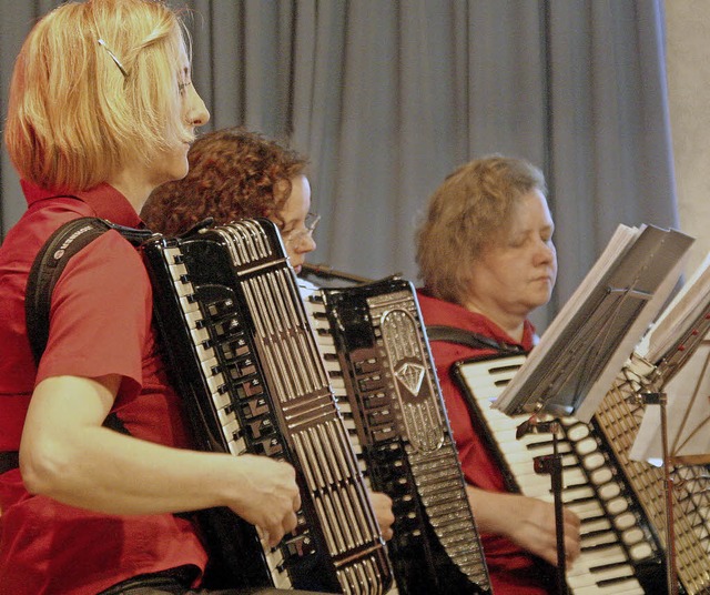 Das Harmonika-Orchester Laufenburg wur...gen Musiker zum Auftakt des Konzerts.   | Foto: Charlotte Frse