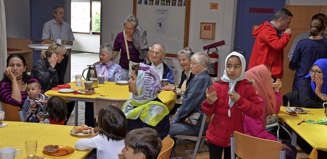 Beim Begegnungscaf fielen am Samstag ... zwischen Einwohnern und Flchtlingen.  | Foto: Marco Schopferer