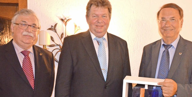Dietmar Fischer (rechts) wurde von Nac...el des Verbandes in Silber verliehen.   | Foto: SCHOPFERER