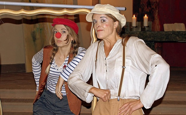 Katharina Klein (l.) und Corina Ramona...adtkirche in die  Freiheit des Clowns.  | Foto: Barbara Puppe