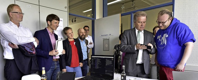 Umweltminister Franz Untersteller zeig...atik,  die Daten seines Elektroautos.   | Foto: Thomas Kunz