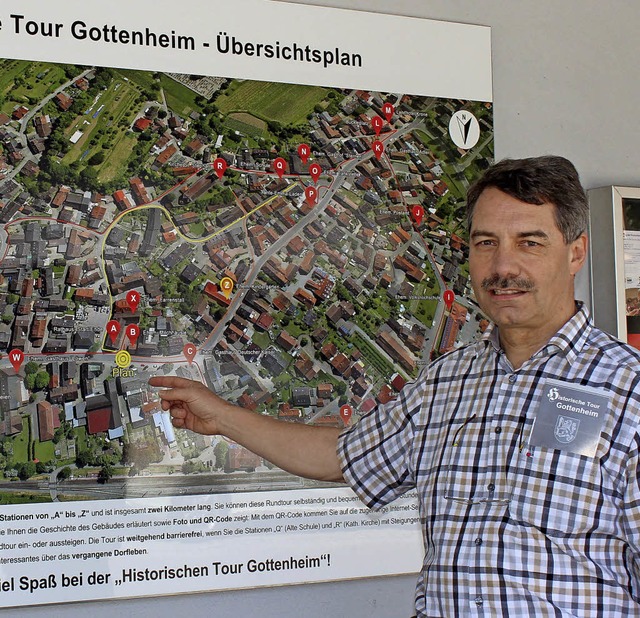 Kurt Hartenbach vor der Hinweistafel z...te Dorfbachplatz feierlich eingeweiht.  | Foto: mario schneberg