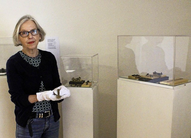 Die Museumsbeauftragte Susanne Huber-W...ein Original der alamannischen Funde.   | Foto: Maier