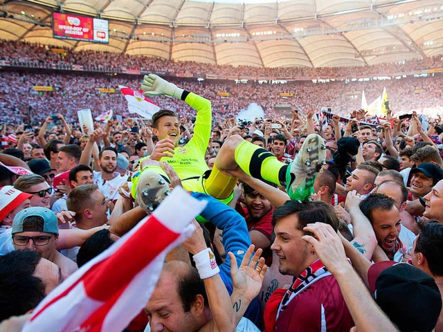 Stuttgarts Torwart Mitchell Langerak wird von den Fans auf den Hnden getragen.  | Foto: dpa
