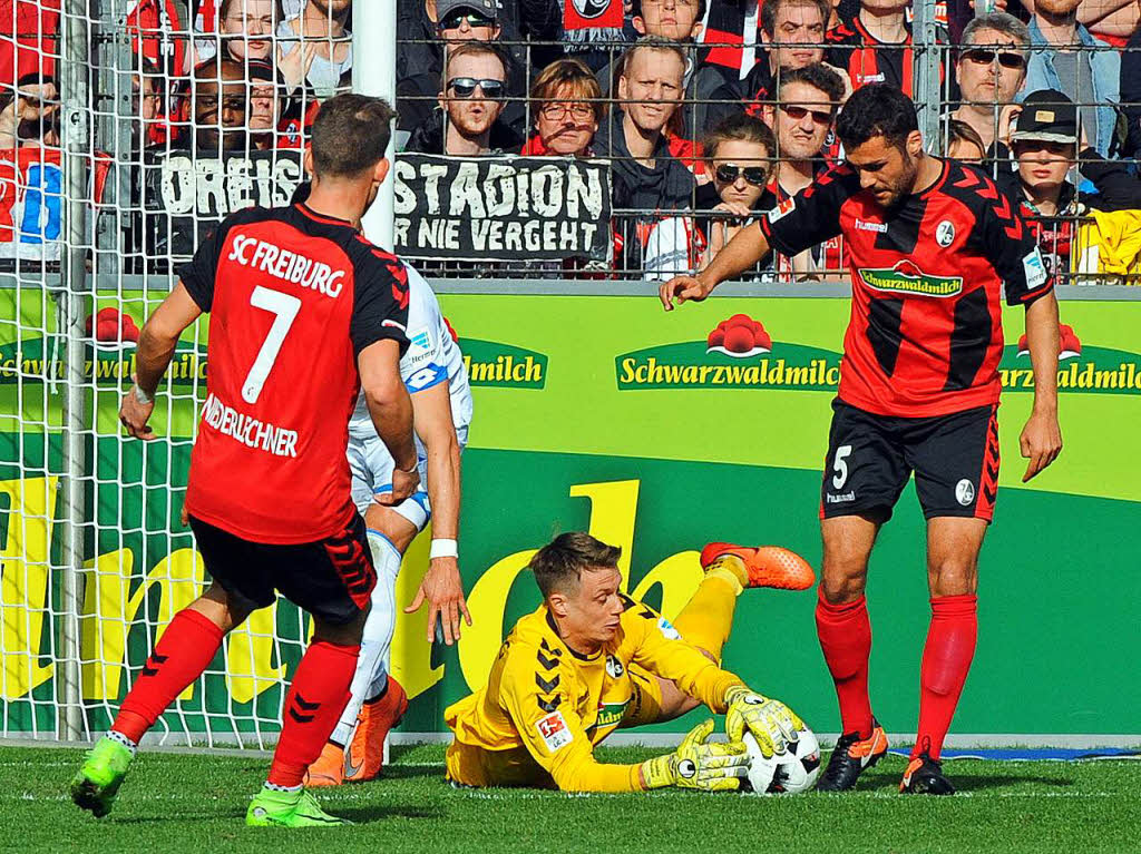 Immerhin den Punkt festgehalten: Im Spiel gegen die TSG 1899 Hoffenheim spielt der SC Freiburg 1:1. Ein Traumtor des Hoffenheimers Kramaric fhrt zu der Punkteteilung, mit der die Freiburger mit Blick auf die Tabelle nicht unzufrieden sein knnen.