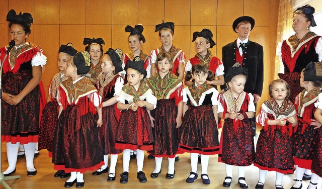 Die Kinder waren wie beim Hebelfest ei...als Vreneli und Hanseli eingekleidet.   | Foto: Georg Diehl
